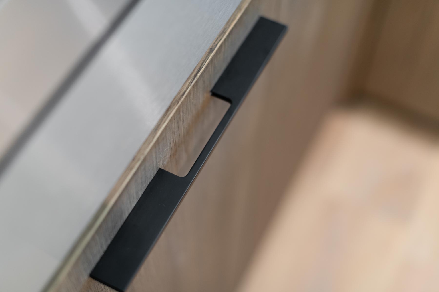 Detailfoto van greep in keuken op maat