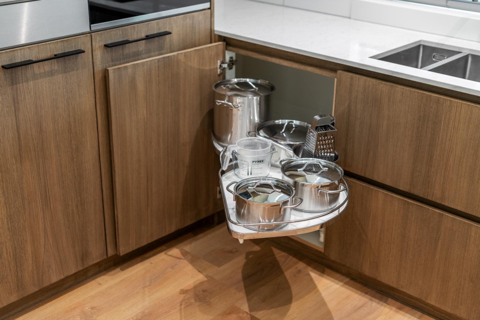 Detailfoto van draaiende keukenkast in maatwerk keuken van Timmermans Interieurbouw