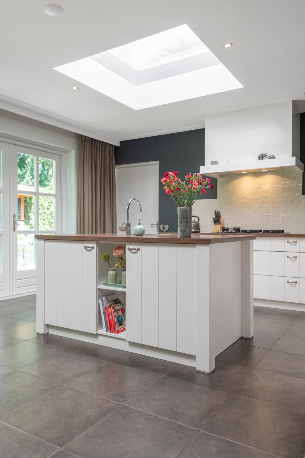 Landelijke, witte houten keuken op maat met kookeiland